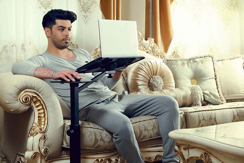 استفاده از لپ تاپ روی مبل