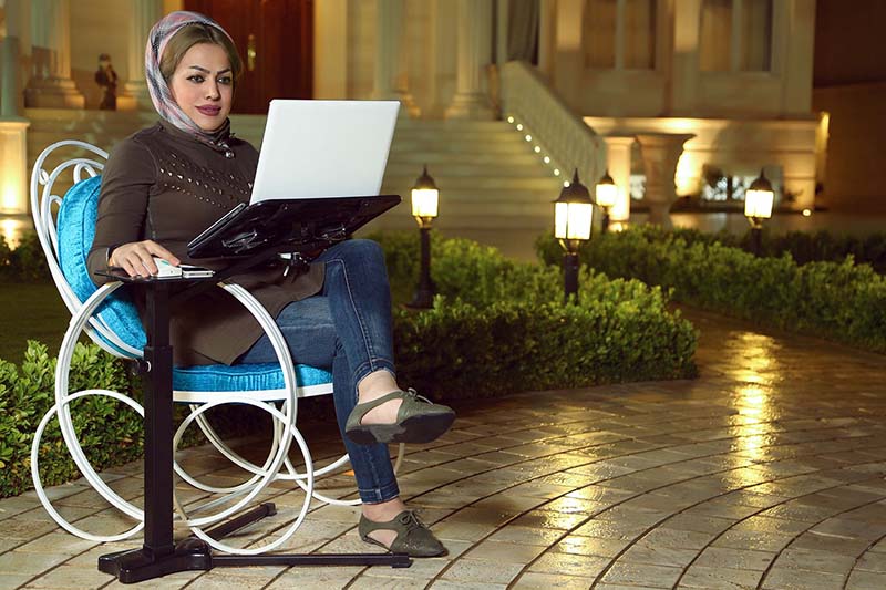 استفاده از لپ تاپ در حیاط