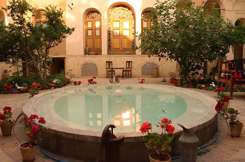 حیاط خانه مرشدی