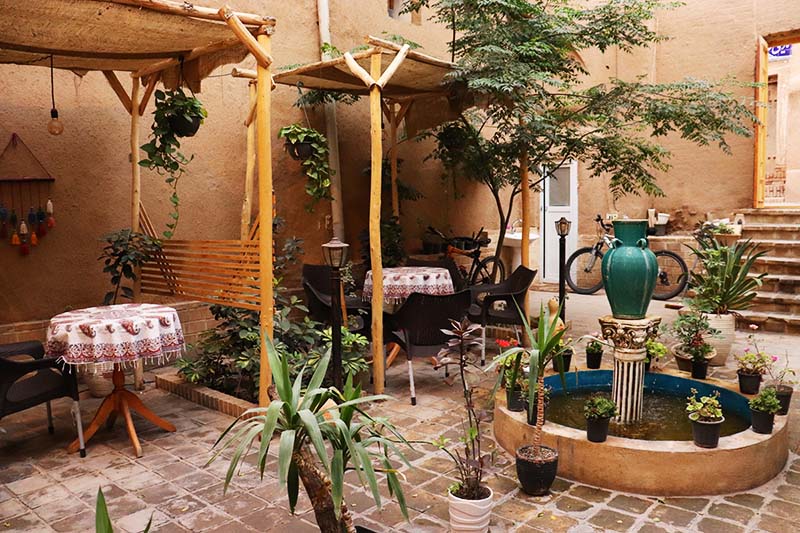 نمای حیاط کافه بوم 201