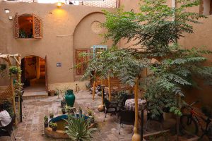 حیاط کافه بوم 201