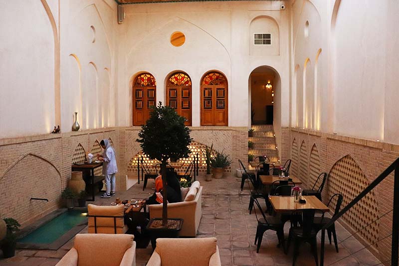 حیاط هتل زاویه