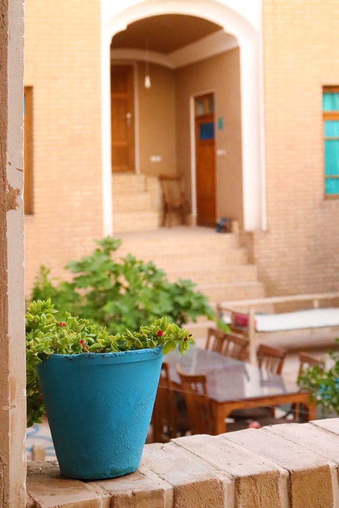 گلدان در حیاط سرای آقامحمد