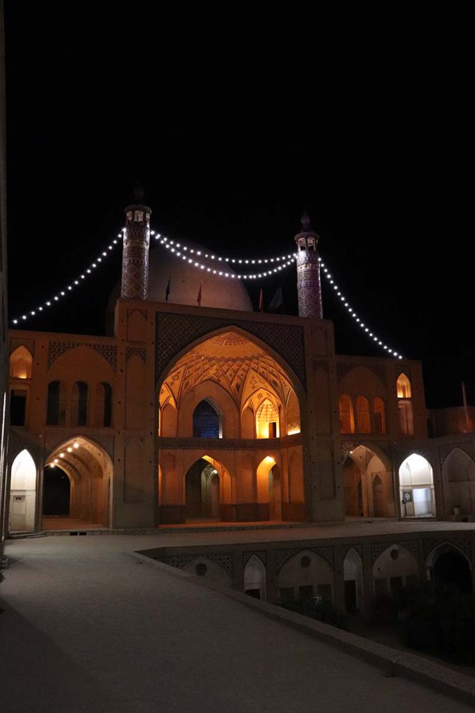 حیاط طبقه همکف در مسجد آقابزرگ