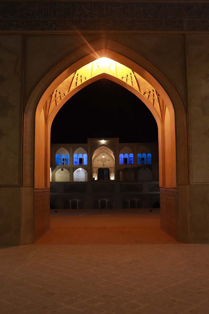 زیر گنبد مسجد آقابزرگ